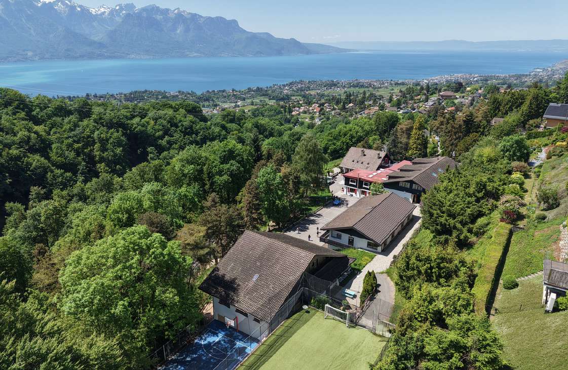 Vue aérienne du campus de Chantemerle à Blonay au-dessus du lac Léman