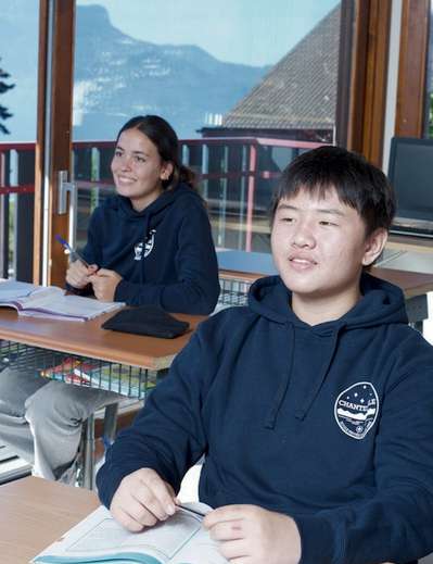 Un élève en classe à Chantemerle